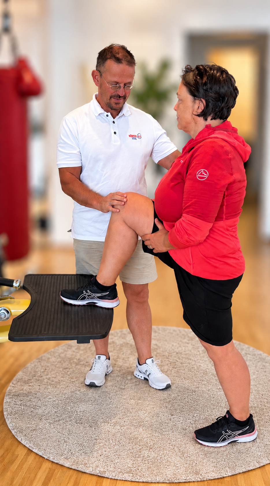 Karsten Neumann begleitet eine Patientin bei einer physiotherapeutischen Übung